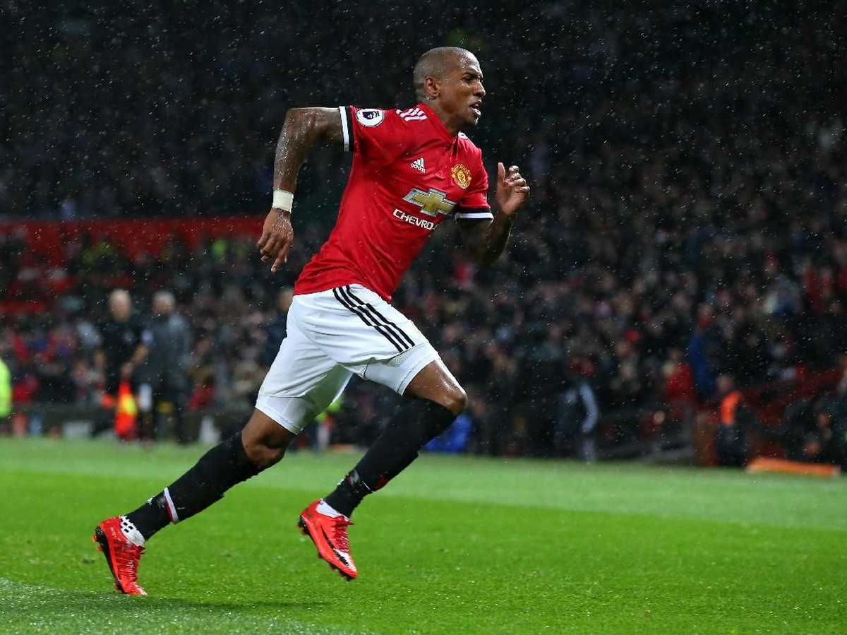 Pemain Manchester United, Ashley Young (Foto: Alex Livesey/Getty Images)
