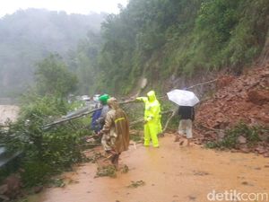 Jalan ke Pacitan Longsor, Basarnas Terpaksa Memutar Melalui Jateng Jalan ke Pacitan Longsor, Basarnas Terpaksa Memutar Melalui Jateng