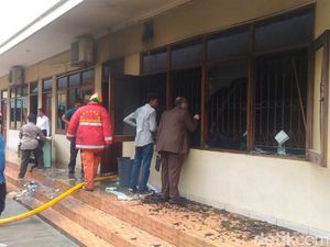 Diduga Korsleting, Ruang Laboratorium Sekolah di Jatinegara Terbakar