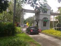 Bendera Kuning dan Bunga Dukacita Tampak di Rumah Bondan Winarno