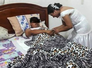 Totalitas, Perawat Ini Rela Tinggalkan Pernikahannya Demi Tolong Pasien