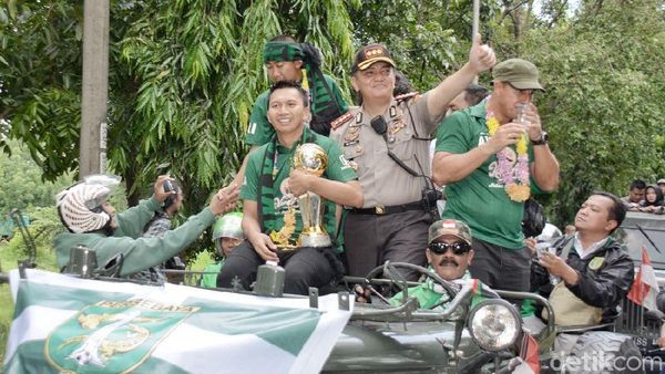Foto: Trofi Persebaya Juara Diarak Ribuan Bonek