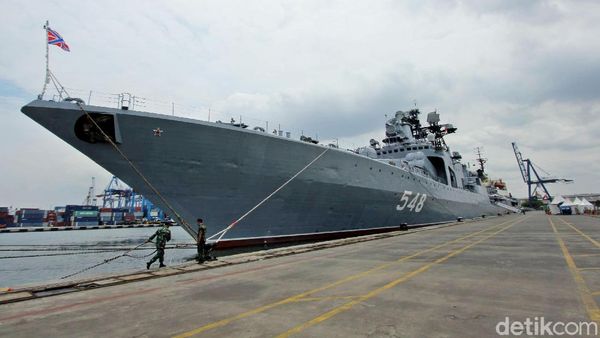 Foto: Kapal Penghancur Rusia Bersandar di Pelabuhan Tanjung Priok