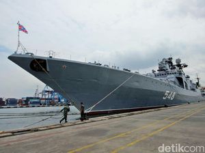 Foto: Kapal Penghancur Rusia Bersandar di Pelabuhan Tanjung Priok