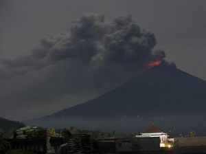 Jokowi Minta Warga Dekat Gunung Agung Mengungsi