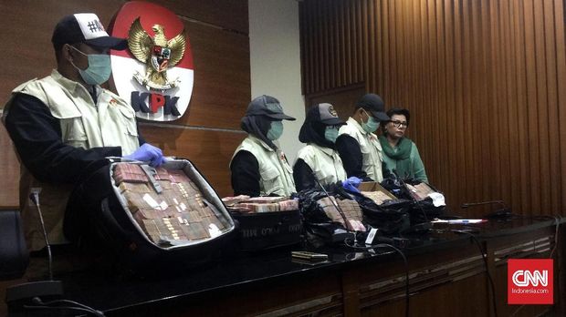 KPK memperlihatkan barang bukti uang yang disita dalam operasi tangkap tangan terhadap pejabat Pemprov Jambi dan anggota DPRD Jambi senilai uang yang disita Rp4,7 miliar.