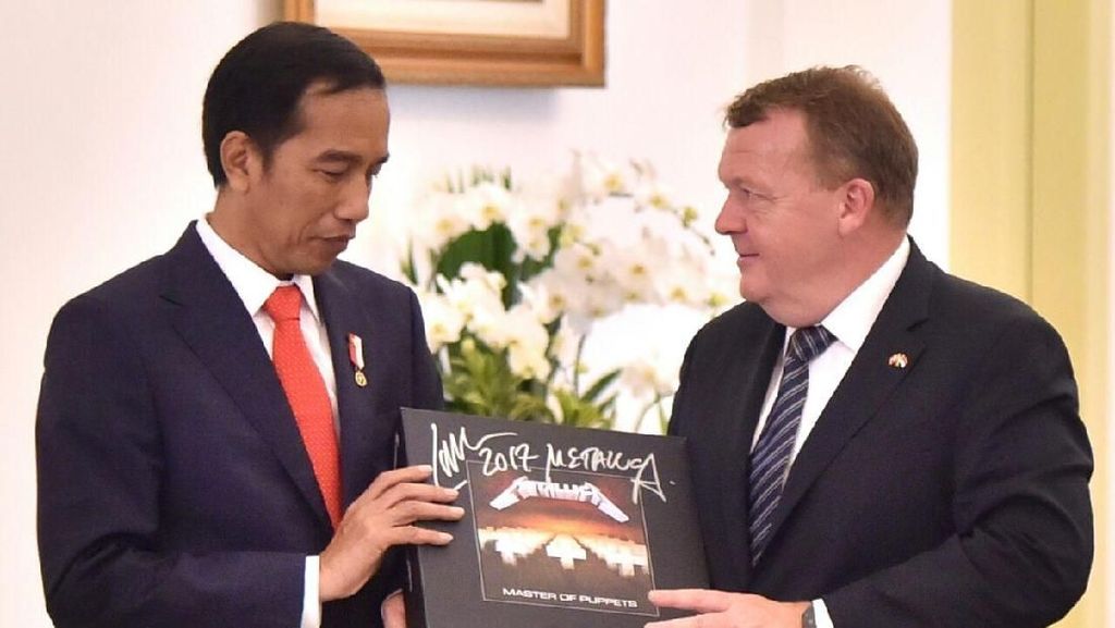 Melihat Lebih Dekat Vinyl Metallica yang akan Jokowi Laporkan ke KPK Melihat Lebih Dekat Vinyl Metallica yang akan Jokowi Laporkan ke KPK