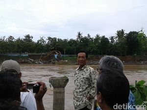 Sultan HB X Kunjungi Pengungsi Banjir Dan Jembatan Jebol di Bantul