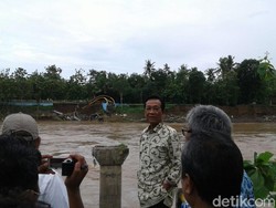 Sultan HB X Kunjungi Pengungsi Banjir Dan Jembatan Jebol di Bantul