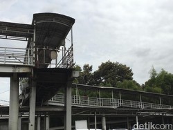 Sandiaga Janji Segera Perbaiki JPO Jembatan Gantung yang Buntung