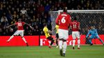 Tendangan Bebas Indah Young dan Solo Run Lingard di Vicarage Road