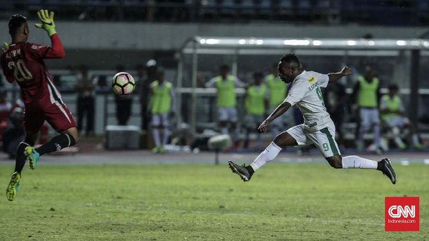 Tembakan Ricky Kayame masih melambung di atas mistar.