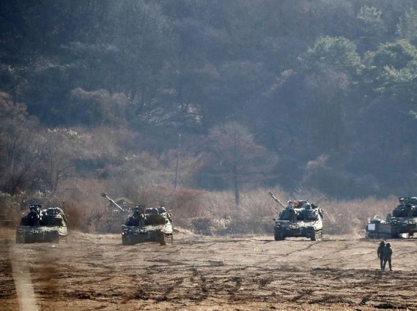 Foto: Korut Luncurkan Rudal, Korsel Gelar Latihan Militer di Perbatasan
