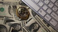 Bitcoin Meroket Tembus Rp 135 Juta