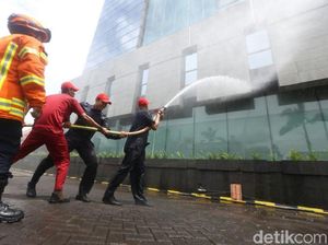 Tingkatkan Kewaspadaan, 600 Pegawai CIMB Niaga Simulasi Kebakaran