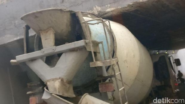 Aduh, Truk Molen 'Nyangkut' Saat Melintas di Underpass Tanah Abang