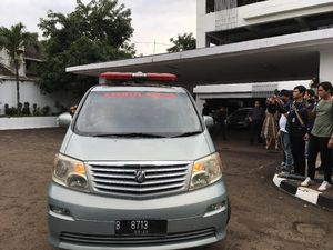 Jenazah Bondan Winarno Dibawa Ambulans Tinggalkan RS Harapan Kita Jenazah Bondan Winarno Dibawa Ambulans Tinggalkan RS Harapan Kita