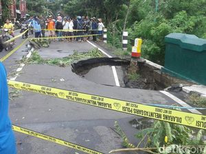 Jembatan Barongan Imogiri Bantul Ambles, Garis Polisi Dipasang Jembatan Barongan Imogiri Bantul Ambles, Garis Polisi Dipasang