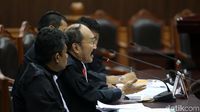 Pengacara Bacakan Gugatan Novanto Soal Imunitas dan Cekal di MK