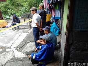 Warga Tonton Proses Evakuasi Korban Longsor di Jlagran Yogya