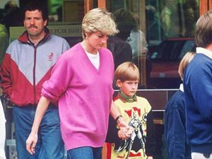 Throwback! Kedekatan Pangeran Harry Kecil dengan sang Bunda, Putri Diana