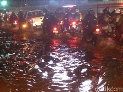 Ada Genangan Air di Underpass Cawang, Lalin Macet