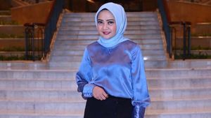 Foto: Gaya Hijab Simpel Dewi Ramlan, Kakak Olla Ramlan