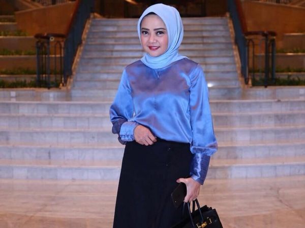 Foto: Gaya Hijab Simpel Dewi Ramlan, Kakak Olla Ramlan