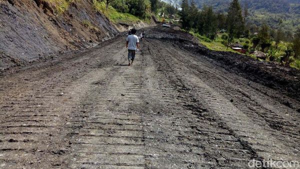 Begini Perjuangan Bangun Jalan Trans Papua