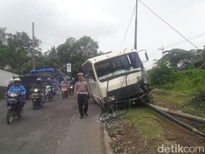 Bus Sekolah Hajar Tiang Telepon Gara-gara Rem Blong