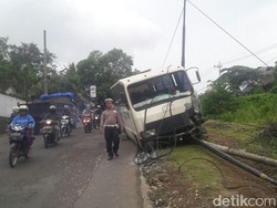 Bus Sekolah Hajar Tiang Telepon Gara-gara Rem Blong