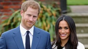 8 Selebriti Beruntung yang Sukses Menikahi Artis Idolanya