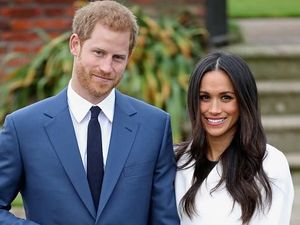 8 Selebriti Beruntung yang Sukses Menikahi Artis Idolanya