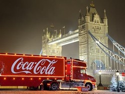 Jelang Natal, Truk Minuman Soda Ini Disulap Jadi Hotel