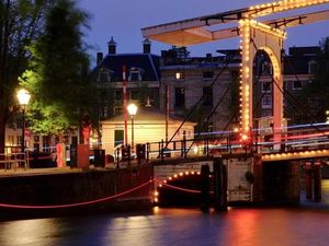 Karya Instalasi Ai Weiwei Mulai Bersinar di Amsterdam Light Festival Karya Instalasi Ai Weiwei Mulai Bersinar di Amsterdam Light Festival