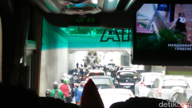 Aduh, Truk Molen 'Nyangkut' Saat Melintas di Underpass Tanah Abang