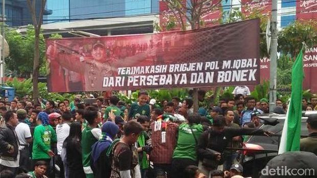 Bonek merayakan juara Persebaya.  
