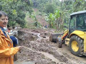 Alat Berat Bantu Evakuasi 2 Warga Tertimbun Longsor di Kulon Progo