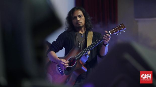 Event CNNIndonesia.com Music At Newsroom yang turut dimeriahkan oleh penampilan dari Gugun Blues Shelter, Mocca, dan Endah N Rhesa di Lotte Shopping Avenue, Jakarta, Selasa, 28 November 2017.