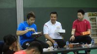 Kalahkan Menpora, Berujung Makan Nasi Kotak Bersama