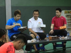 Kalahkan Menpora, Berujung Makan Nasi Kotak Bersama