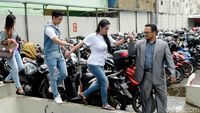 So Sweet! Saat Sang Suami Bantu Dewi Persik Lewati Genangan