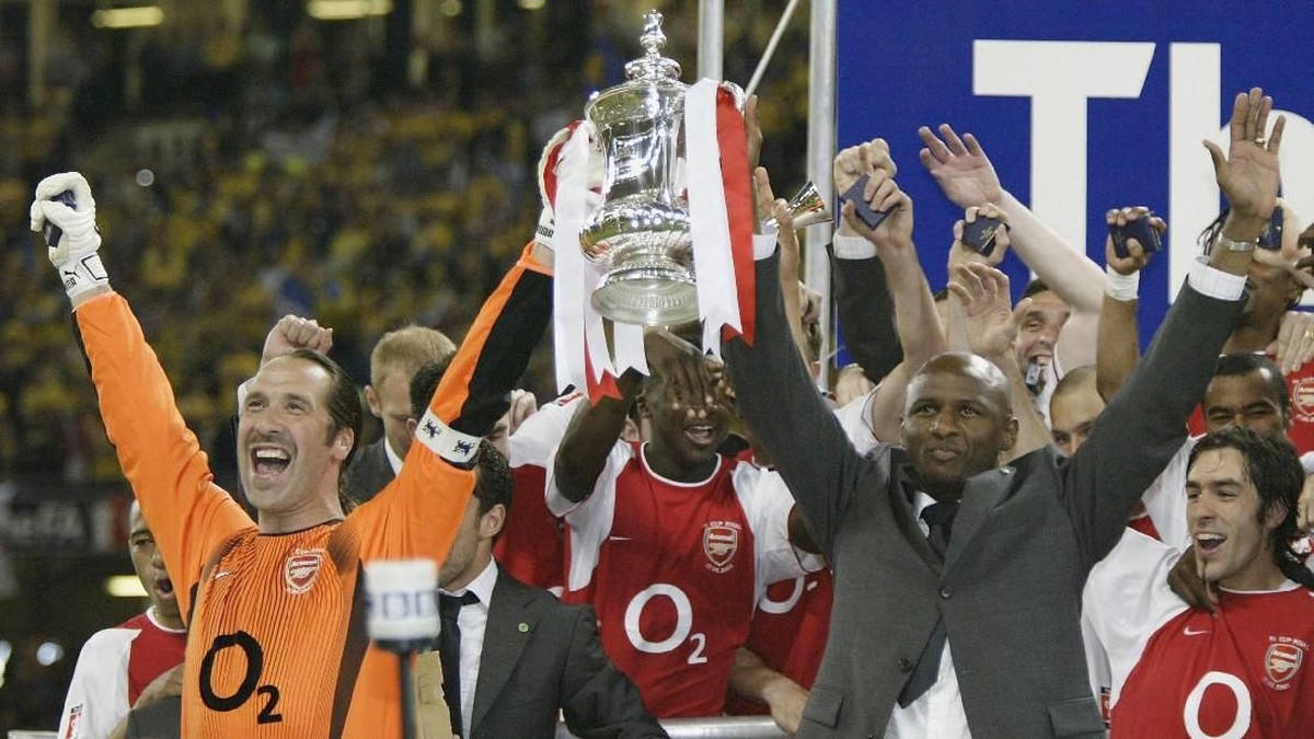 Arsenal saat mengakhiri musim 2003/2004 tanpa terkalahkan (Ross Kinnaird/Getty Images)