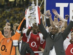 Ashley Cole: Arsenal 2003/2004 Lebih Oke Ketimbang City Saat Ini