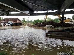 Rumah Warga di Bantaran Bengawan Solo Masih Terendam Banjir