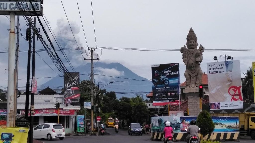 Foto: Aktivitas Gunung Agung dan Warga Bali Pagi Ini