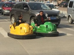 Konyol, 2 Pria Ini Naik Bom-bom Car di Jalan Raya