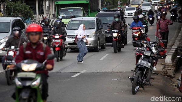 JPO Daan Mogot Putus, Warga Menyeberang di Jalan Raya