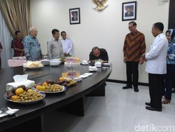 Saat JK Ikut Beri Surprise Ultah Kepala Setwapres
