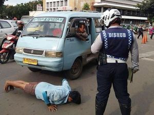 Tak Bisa Beri Tilang, Dishub DKI Hukum Push Up Sopir Angkot Nakal